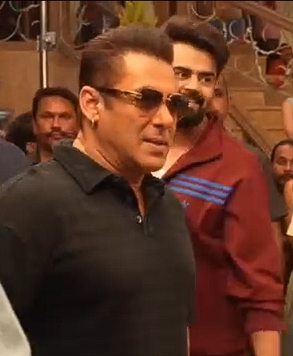Varun Dhawan and Salman Khan behind the scenes on the set of Vyah Karwado Ji Varun Dhawan and Salman Khan behind the scenes on the set of Vyah Karwado Ji