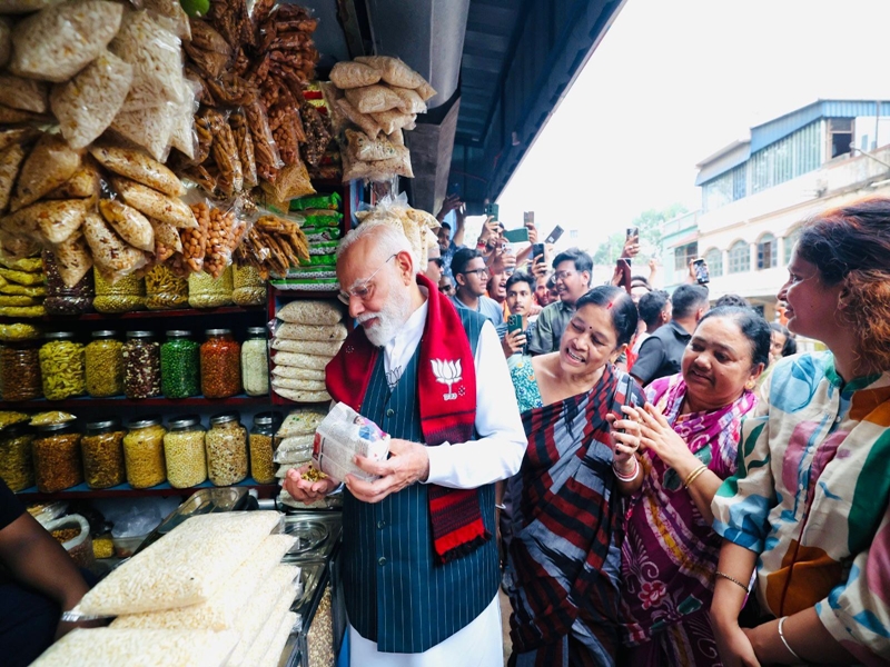 PM Modi eating jhalmuri at a street stall in Jhargram PM Modi eating jhalmuri at a street stall in Jhargram