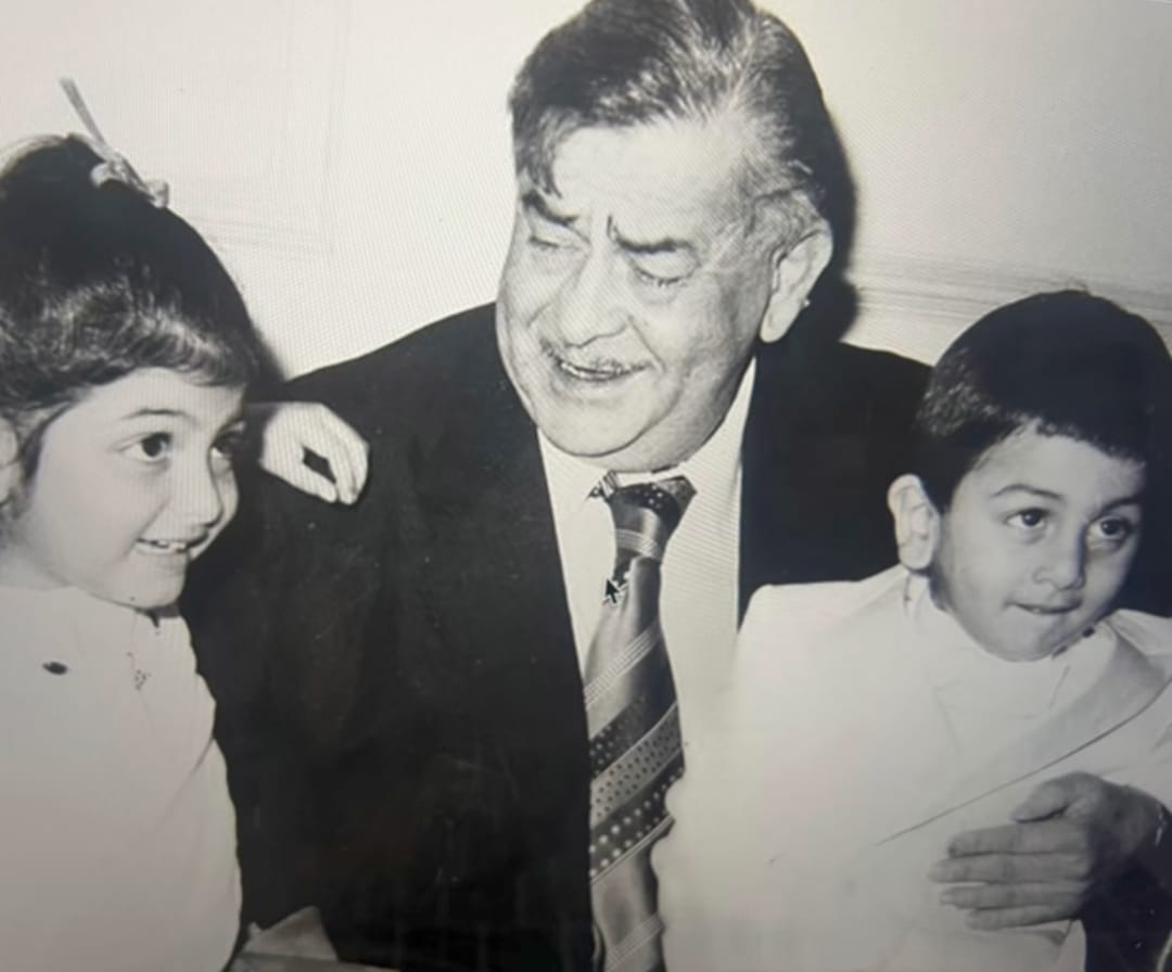 Ranbir Kapoor and Riddhima Kapoor with grandfather Raj Kapoor in throwback photo Ranbir Kapoor and Riddhima Kapoor with grandfather Raj Kapoor in throwback photo
