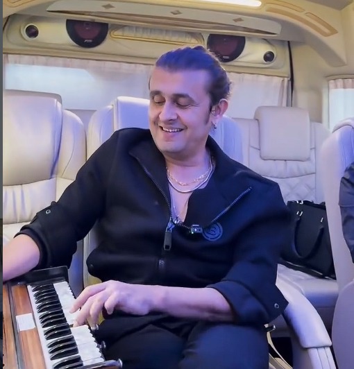 Sonu Nigam and father performing Mohammad Rafi song in car Sonu Nigam and father performing Mohammad Rafi song in car