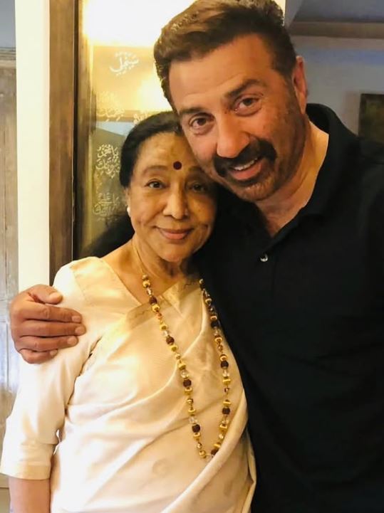 Sunny Deol and Asha Bhosle in a heartfelt hug tribute photo Sunny Deol and Asha Bhosle in a heartfelt hug tribute photo