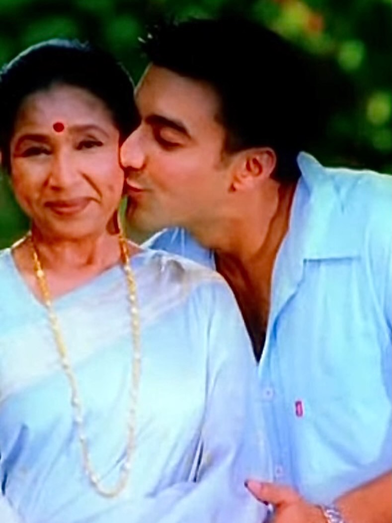 Ashish Chowdhry kissing Asha Bhosle cheek tribute photo Ashish Chowdhry kissing Asha Bhosle cheek tribute photo