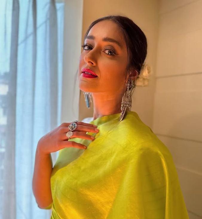 Ileana D'Cruz holding homemade pineapple and pepperoni pizza Ileana D'Cruz holding homemade pineapple and pepperoni pizza