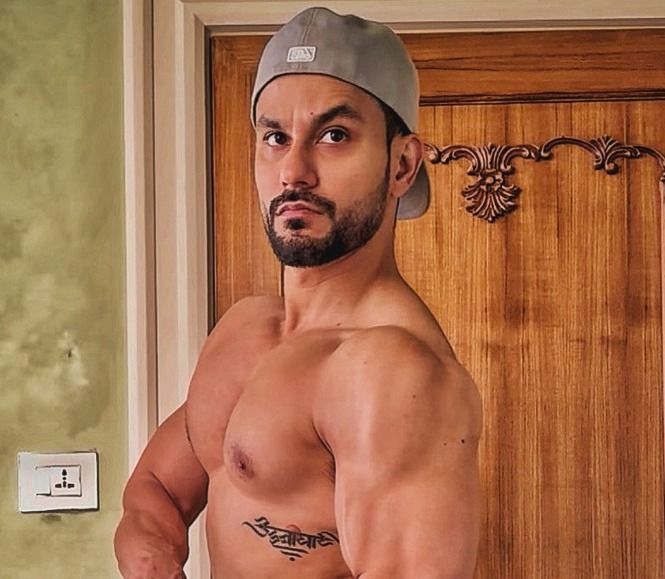 Kunal Kemmu fitness transformation showing chiseled body and bulked up biceps Kunal Kemmu fitness transformation showing chiseled body and bulked up biceps