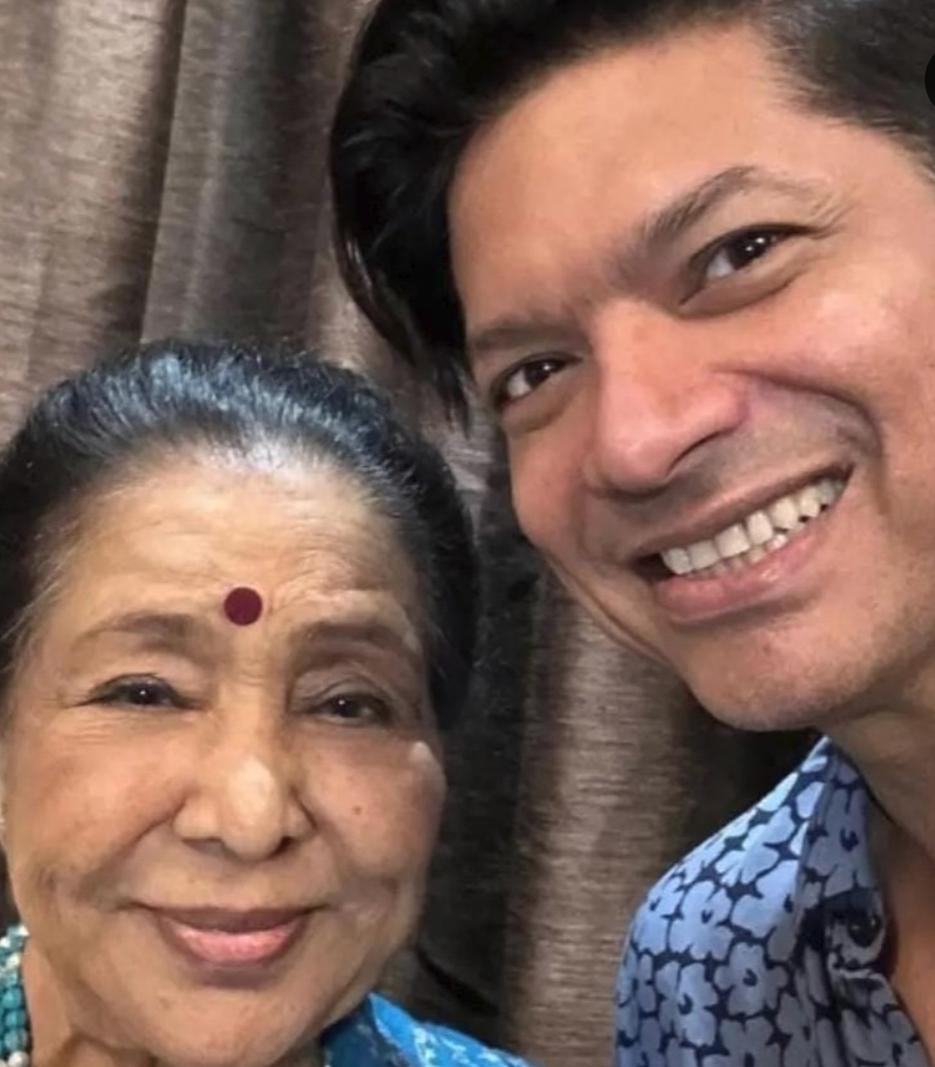 Shaan and Asha Bhosle smiling together in a warm selfie Shaan and Asha Bhosle smiling together in a warm selfie