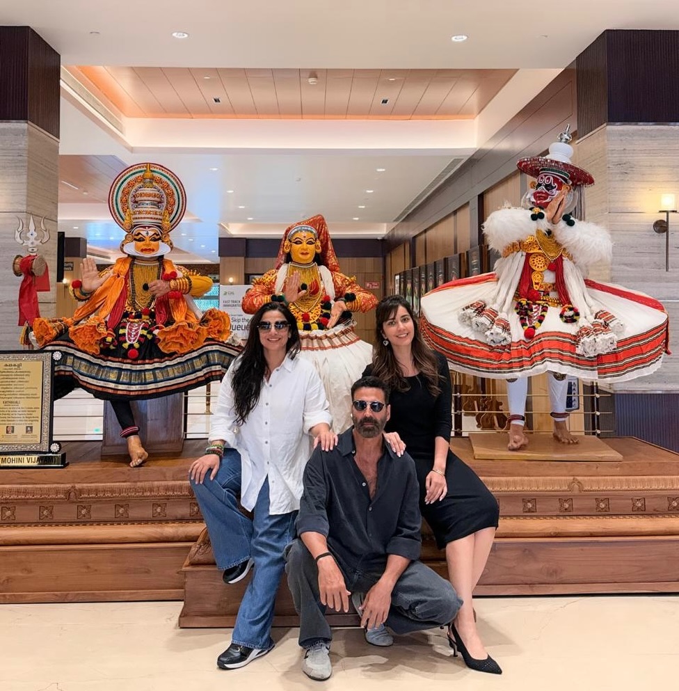 Akshay Kumar and Vidya Balan pose with Raashii Khanna after wrapping Kerala schedule for Anees Bazmee film Akshay Kumar and Vidya Balan pose with Raashii Khanna after wrapping Kerala schedule for Anees Bazmee film