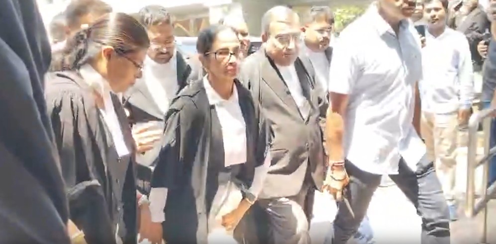 Mamata Banerjee in lawyer's robes at Calcutta High Court Mamata Banerjee in lawyer's robes at Calcutta High Court