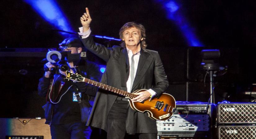 Paul McCartney performing Hey Jude uniting Republicans and Democrats Paul McCartney performing Hey Jude uniting Republicans and Democrats
