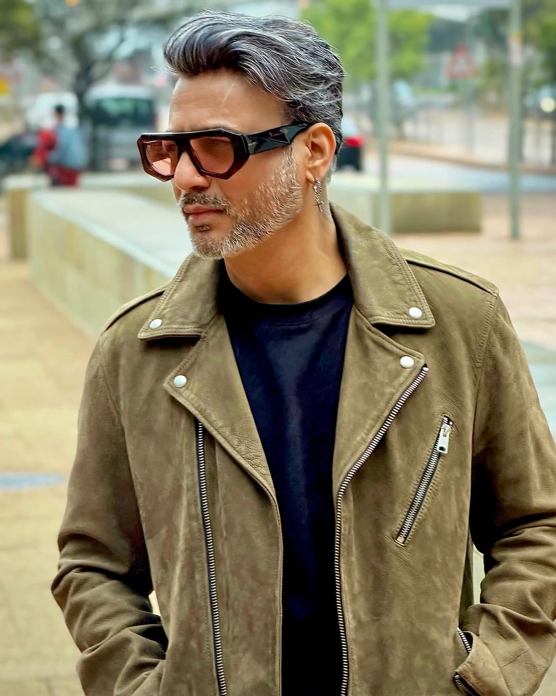 Aalim Hakim receives support from Kajol and Bobby Deol against disrespectful managers Aalim Hakim receives support from Kajol and Bobby Deol against disrespectful managers