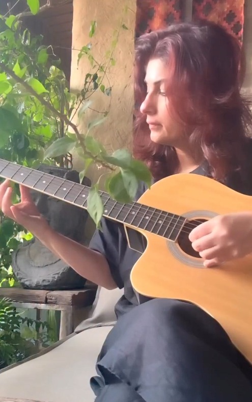 Twinkle Khanna learns guitar from her daughter Nitara at home with a condescending look Twinkle Khanna learns guitar from her daughter Nitara at home with a condescending look