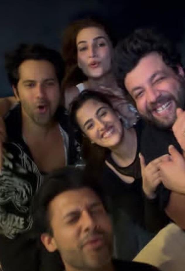 Varun Dhawan and Kriti Sanon reunion dancing to Tera Ho Jaun Varun Dhawan and Kriti Sanon reunion dancing to Tera Ho Jaun