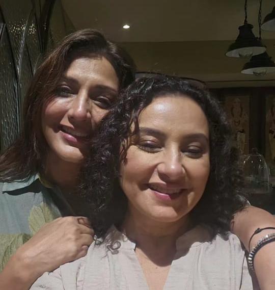 Divya Dutta and Sonali Bendre share a warm hug in a nostalgic friendship photo Divya Dutta and Sonali Bendre share a warm hug in a nostalgic friendship photo