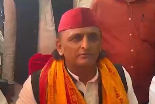 Akhilesh Yadav speaking at a press conference on road criticizing UP government namaz ban Akhilesh Yadav speaking at a press conference on road criticizing UP government namaz ban
