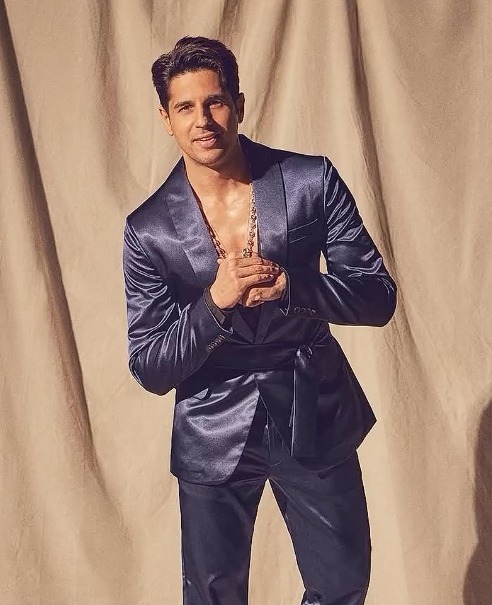 Sidharth Malhotra holding chocolate pancakes cooked for wife Kiara Advani on Mother's Day Sidharth Malhotra holding chocolate pancakes cooked for wife Kiara Advani on Mother's Day