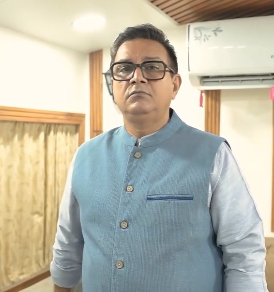 Kumud Mishra discussing Satrangi Badle Ka Khel Launda Naach series Kumud Mishra discussing Satrangi Badle Ka Khel Launda Naach series