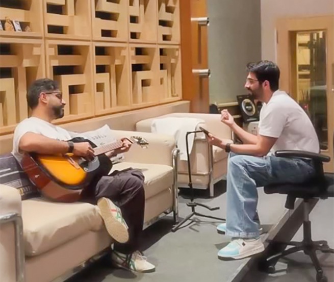 Ayushmann Khurrana and Rochak Kohli jamming on Dil Waale Chor in studio Ayushmann Khurrana and Rochak Kohli jamming on Dil Waale Chor in studio