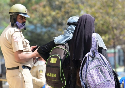 Karnataka students wearing hijab and sacred threads in school Karnataka students wearing hijab and sacred threads in school