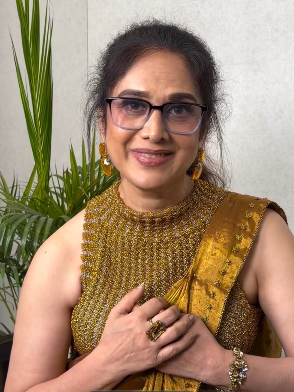 Meenakshi Seshadri in traditional South Indian attire asks for work in Bollywood after 30 years Meenakshi Seshadri in traditional South Indian attire asks for work in Bollywood after 30 years
