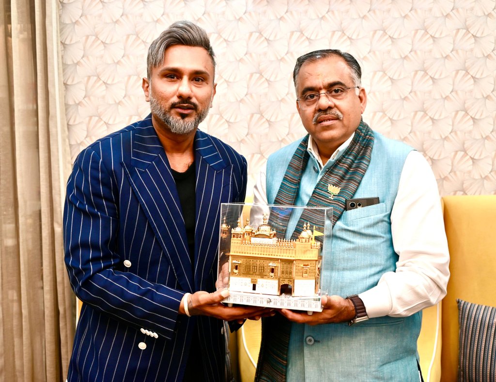 Yo Yo Honey Singh speaking with BJP leader Tarun Chugh about drug abuse in Punjab Yo Yo Honey Singh speaking with BJP leader Tarun Chugh about drug abuse in Punjab