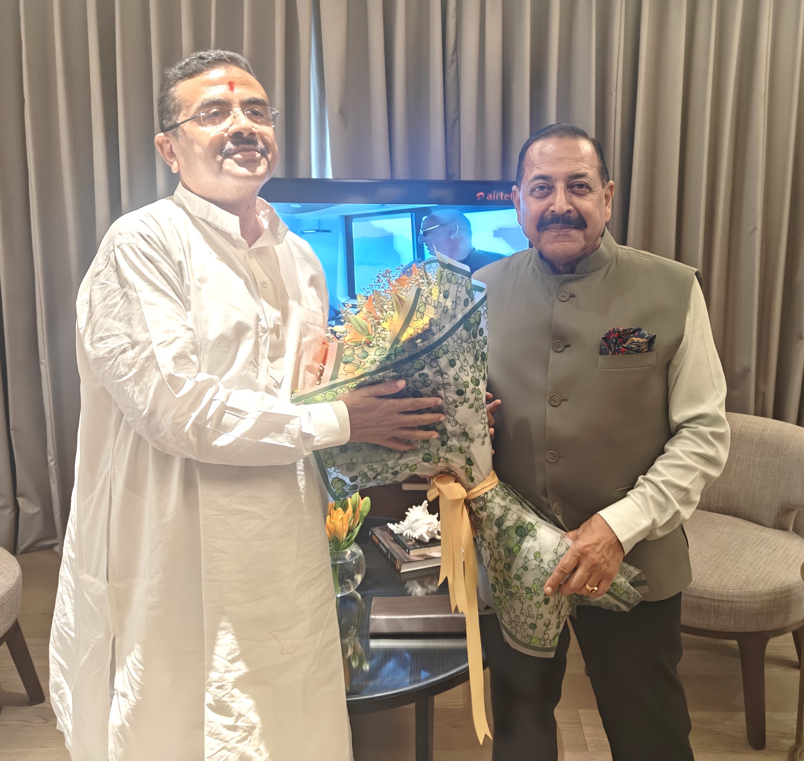Dr Jitendra Singh discussing science schemes rollout in West Bengal Dr Jitendra Singh discussing science schemes rollout in West Bengal