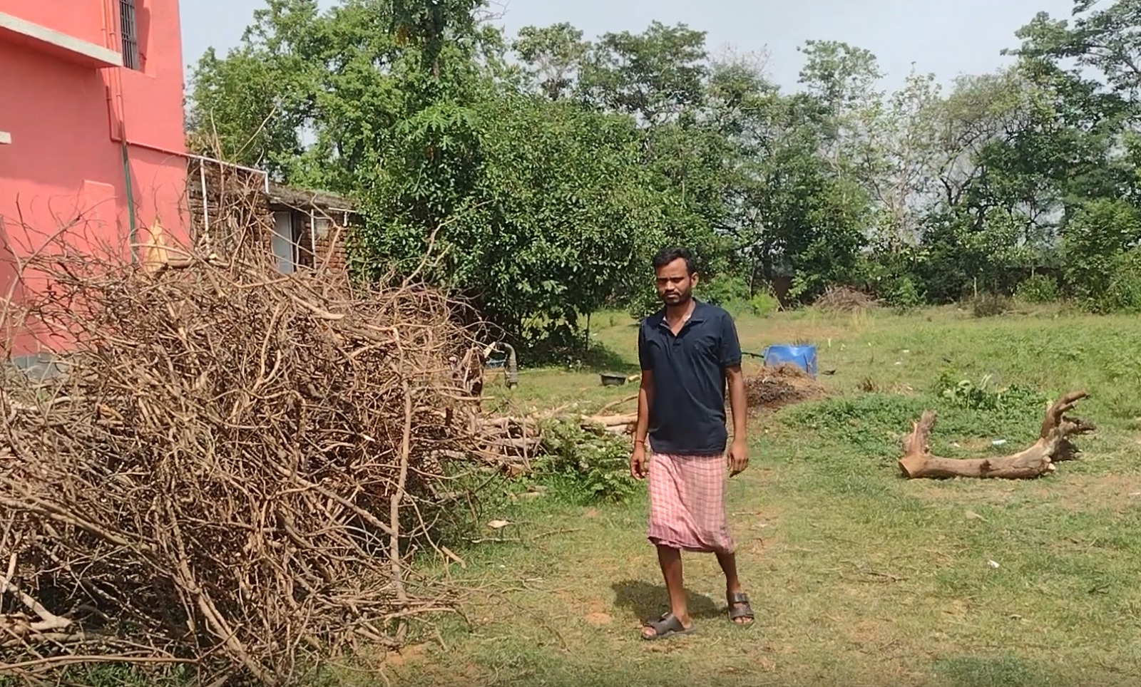 Farmer using solar pump under PM-KUSUM scheme in Jharkhand field Farmer using solar pump under PM-KUSUM scheme in Jharkhand field