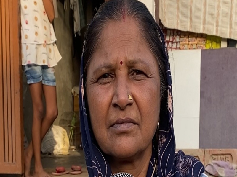 PM Awas Yojana beneficiaries in Saharanpur with their new homes PM Awas Yojana beneficiaries in Saharanpur with their new homes