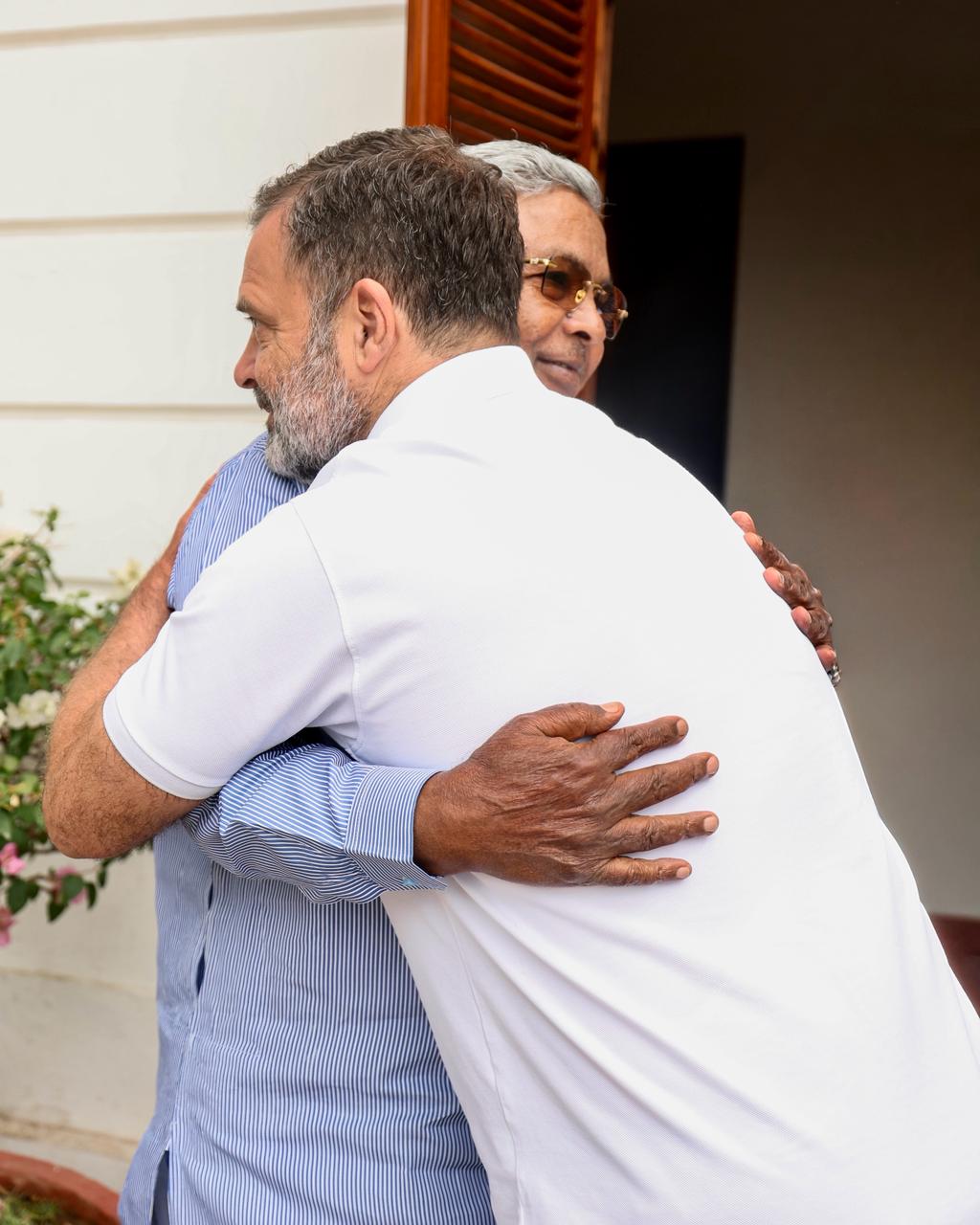 Siddaramaiah shakes hands with Rahul Gandhi during meeting at 10 Janpath Siddaramaiah shakes hands with Rahul Gandhi during meeting at 10 Janpath