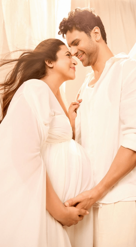 Divyanka Tripathi and Vivek Dahiya holding their twin boys at home Divyanka Tripathi and Vivek Dahiya holding their twin boys at home