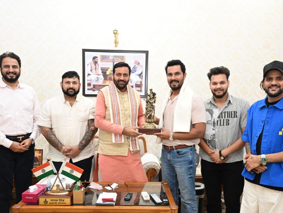 Randeep Hooda holding Krishna idol gift from Haryana Chief Minister Nayab Singh Saini Randeep Hooda holding Krishna idol gift from Haryana Chief Minister Nayab Singh Saini