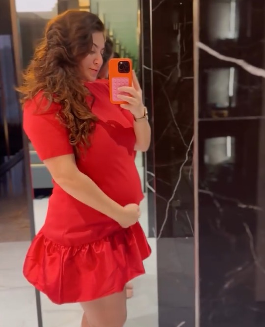 Shivaleeka Oberoi pregnancy journey video showing baby bump growth Shivaleeka Oberoi pregnancy journey video showing baby bump growth