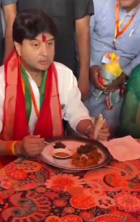 Union Minister Scindia serving food to party workers during Guna visit Union Minister Scindia serving food to party workers during Guna visit