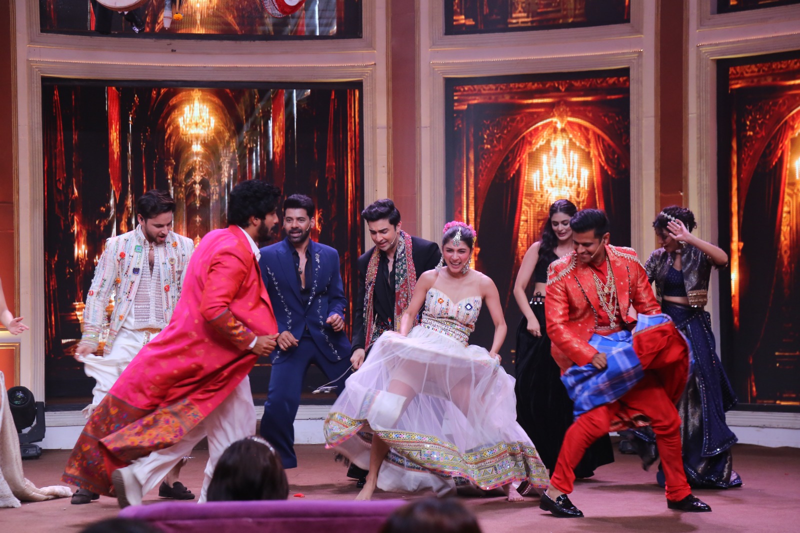 Neil Bhatt and Shambhavi Singh performing Mere Mehboob Mere Sanam on stage Neil Bhatt and Shambhavi Singh performing Mere Mehboob Mere Sanam on stage