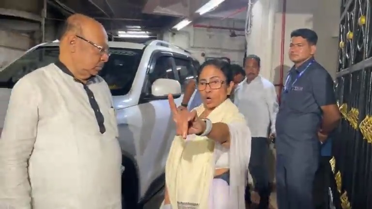 Mamata Banerjee threatening hospital CEO over nephew admission controversy Mamata Banerjee threatening hospital CEO over nephew admission controversy