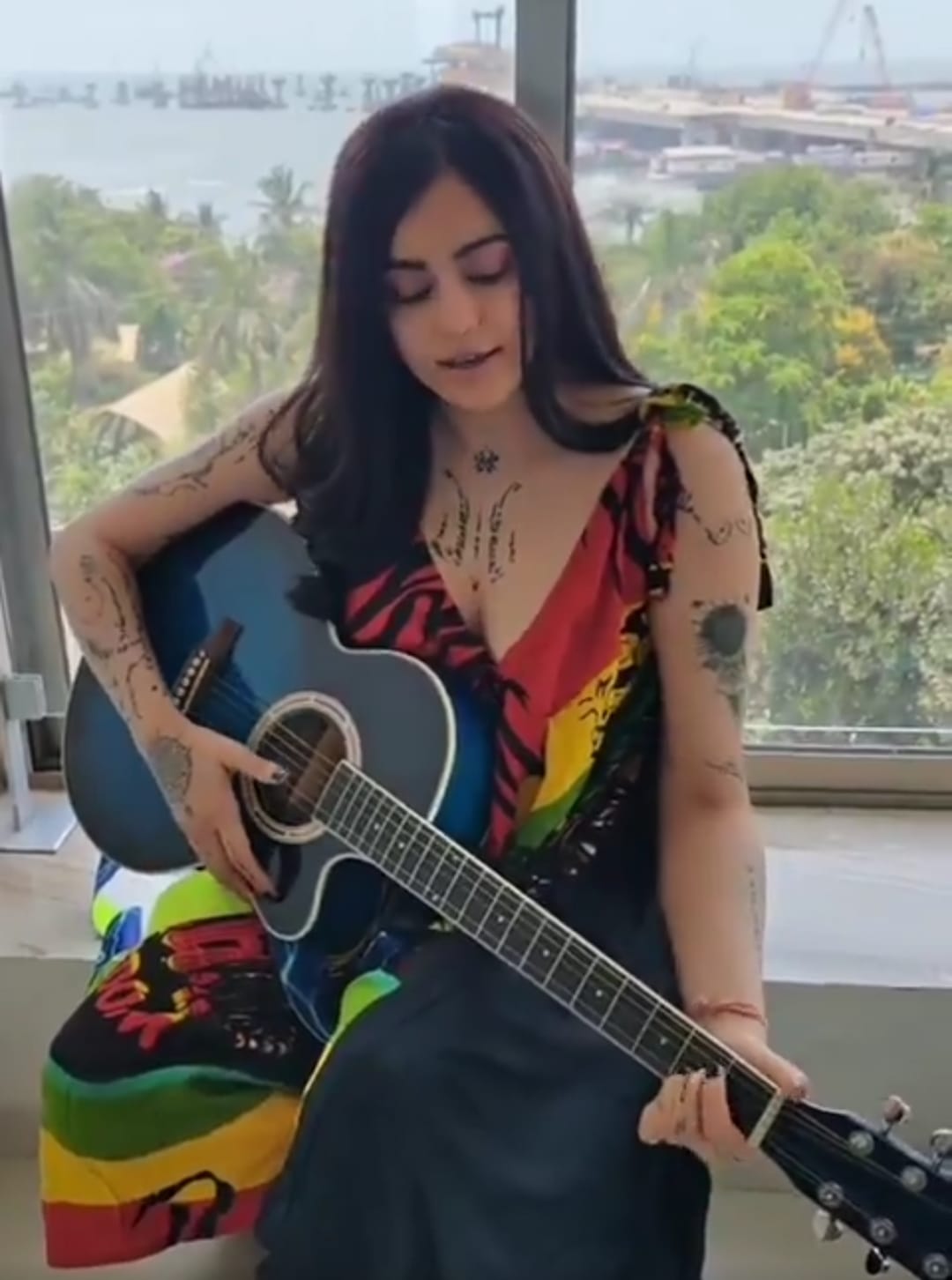 Adah Sharma playing guitar and singing Woh Lamhe Adah Sharma playing guitar and singing Woh Lamhe