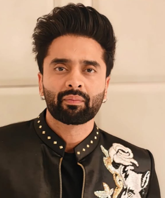 Jackky Bhagnani smiling on a talk show discussing body shaming Jackky Bhagnani smiling on a talk show discussing body shaming