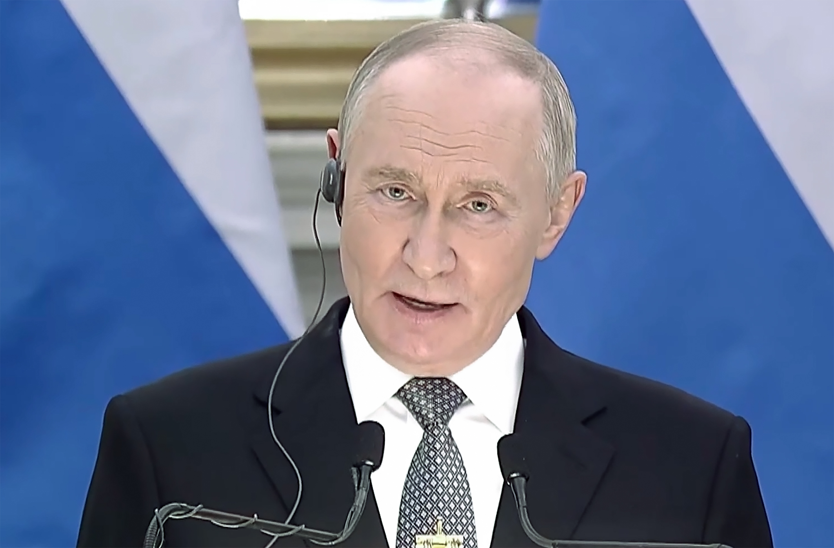 Putin and PM Modi discuss international relations at summit Putin and PM Modi discuss international relations at summit