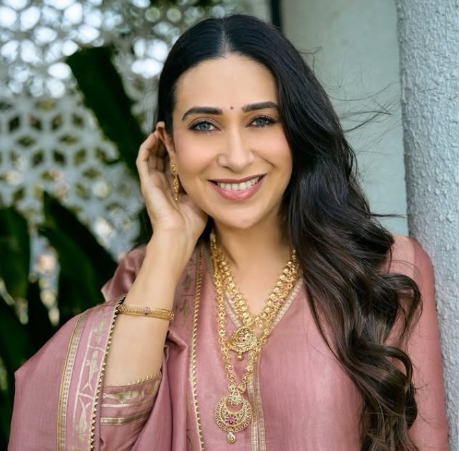 Karisma Kapoor emotional remembering Rishi Kapoor's Dafli Wale song Karisma Kapoor emotional remembering Rishi Kapoor's Dafli Wale song