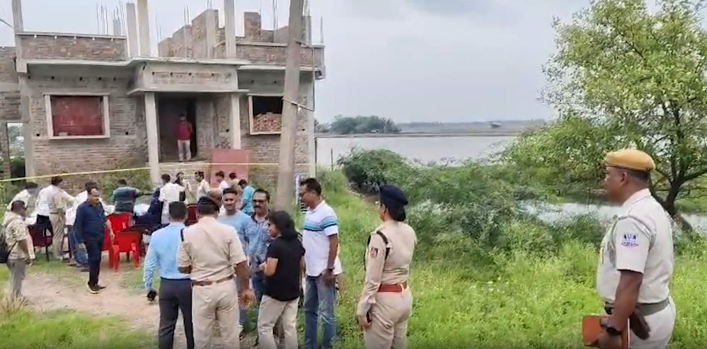 Illegal arms recovered from Sandeshkhali pond by West Bengal Police Illegal arms recovered from Sandeshkhali pond by West Bengal Police