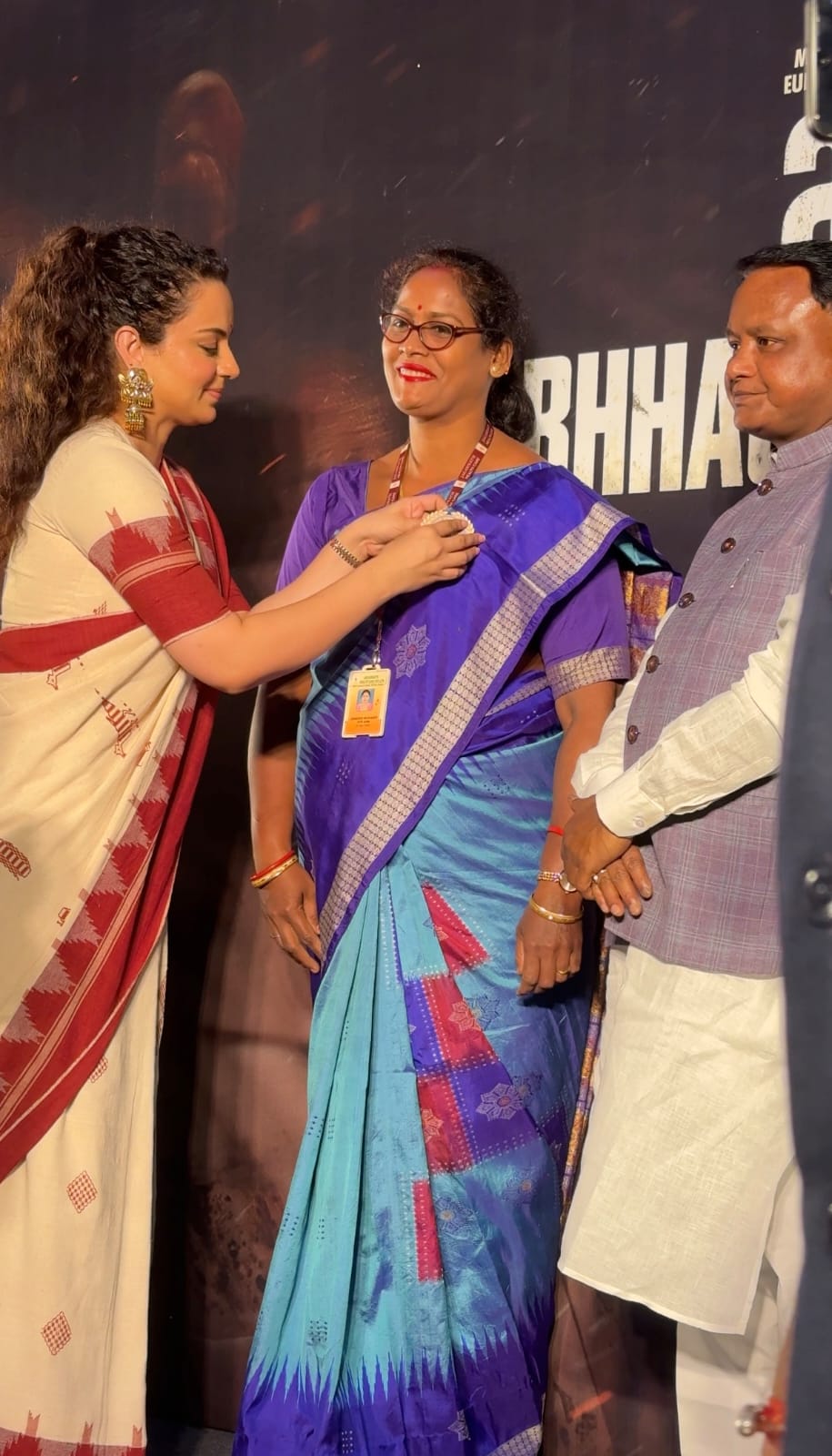 Kangana Ranaut presents Bharat Bhagya Vidhaata badge to healthcare worker with Odisha CM Kangana Ranaut presents Bharat Bhagya Vidhaata badge to healthcare worker with Odisha CM