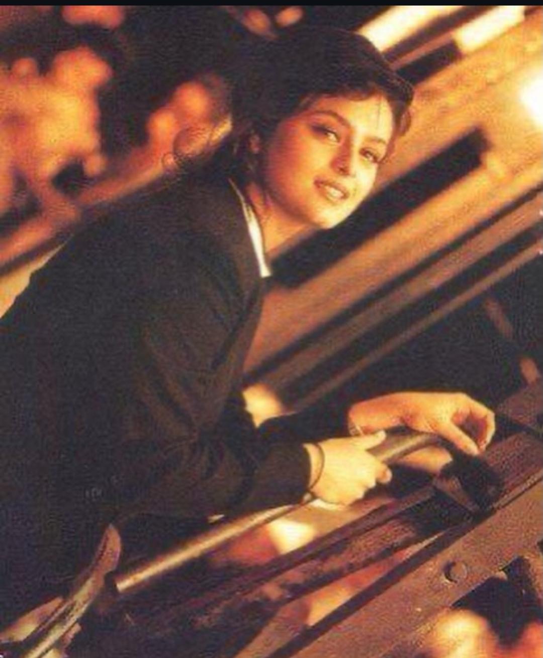Shilpa Shirodkar in a 90s photoshoot sipping chaah Shilpa Shirodkar in a 90s photoshoot sipping chaah