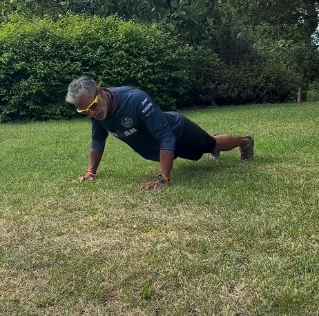 Milind Soman doing push-ups in London with amazing weather Milind Soman doing push-ups in London with amazing weather