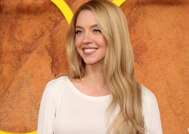 Sydney Sweeney in Euphoria as Cassie Howard in a revealing scene Sydney Sweeney in Euphoria as Cassie Howard in a revealing scene