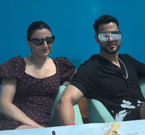 Kunal Kemmu cutting birthday cake with Soha Ali Khan in Maldives Kunal Kemmu cutting birthday cake with Soha Ali Khan in Maldives