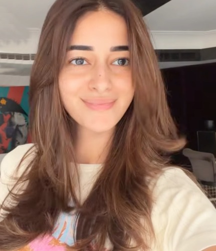 Ananya Panday flaunting her new summer hair with a straight layered cut and medium brown shade Ananya Panday flaunting her new summer hair with a straight layered cut and medium brown shade