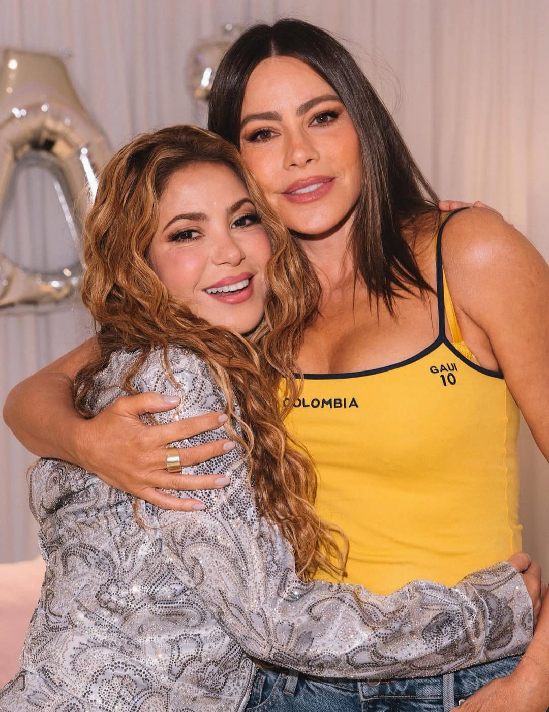 Sofia Vergara dancing to Hips Don't Lie at Shakira 100th show concert Sofia Vergara dancing to Hips Don't Lie at Shakira 100th show concert