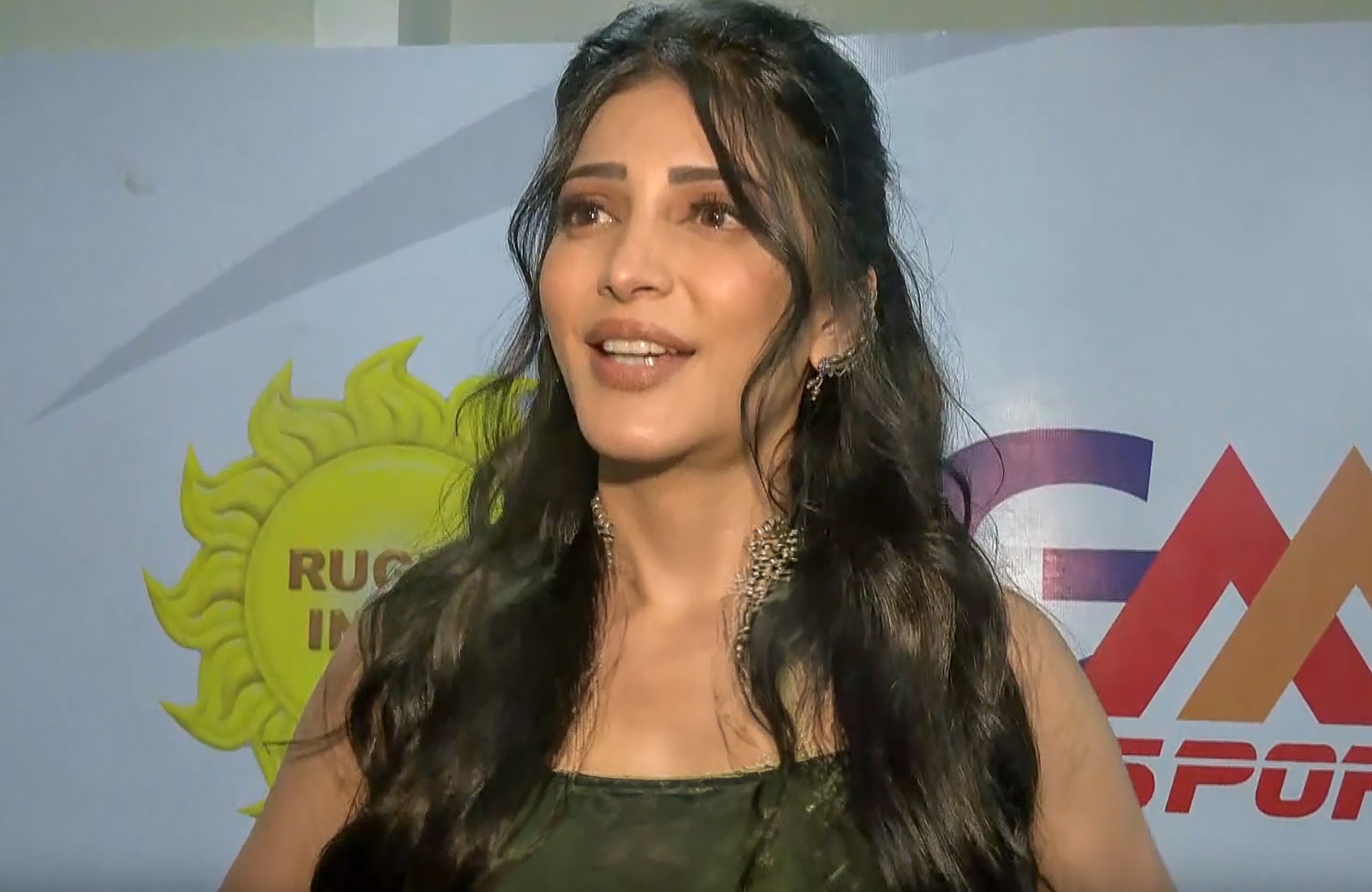 Shruti Haasan sharing life lessons at Rugby Premier League event Shruti Haasan sharing life lessons at Rugby Premier League event