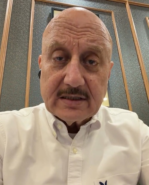 Anupam Kher learns life lesson from David on flight Anupam Kher learns life lesson from David on flight