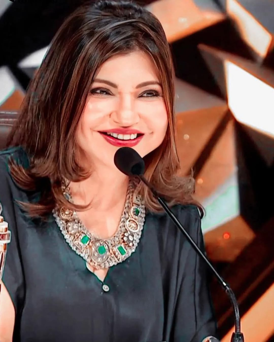 Alka Yagnik receiving Padma Bhushan award with Shaan's support for her comeback Alka Yagnik receiving Padma Bhushan award with Shaan's support for her comeback