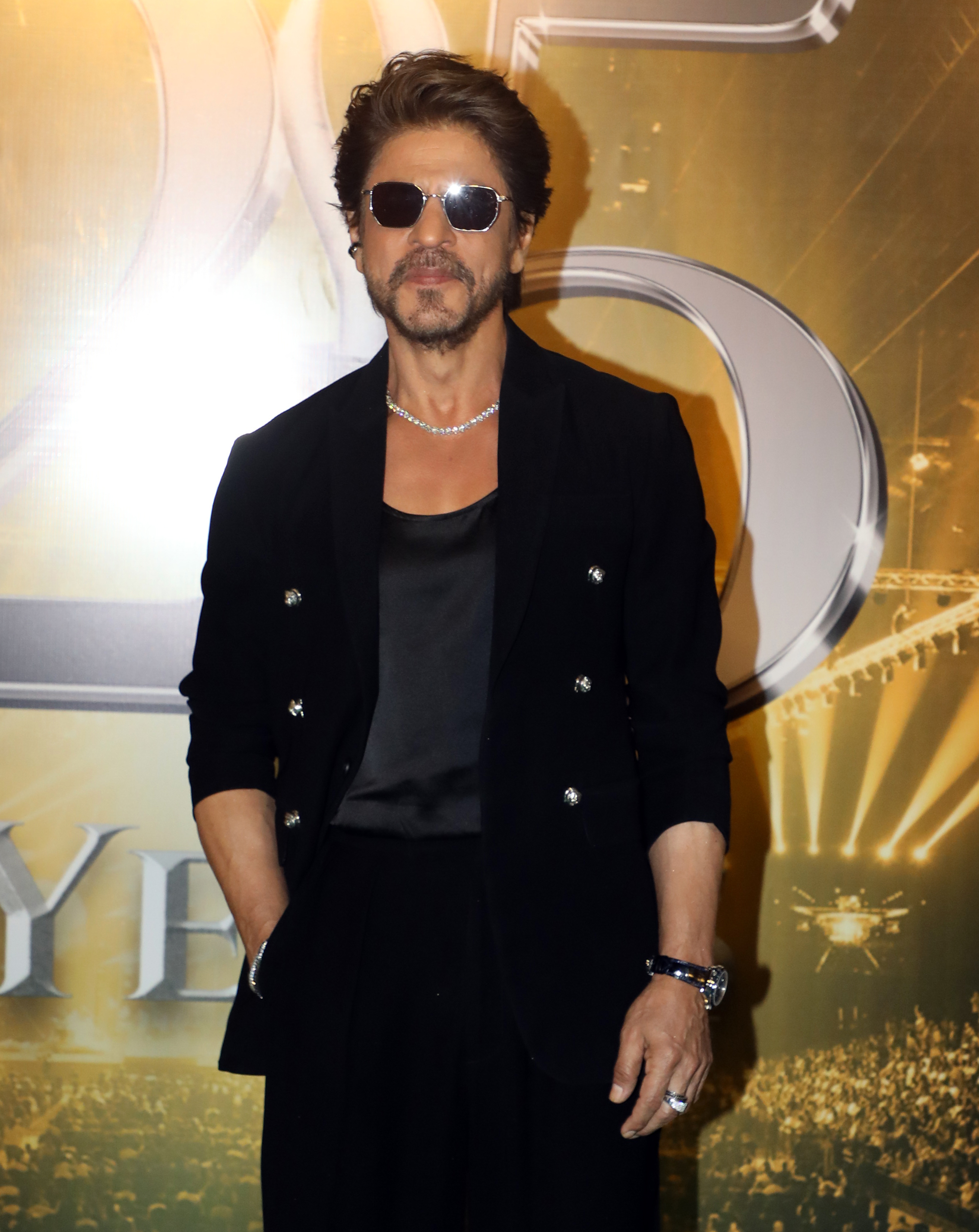 Shah Rukh Khan sharing a humorous fan mix-up story on a talk show Shah Rukh Khan sharing a humorous fan mix-up story on a talk show