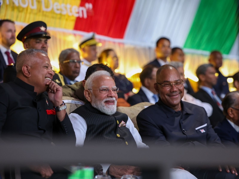 PM Modi receiving the Guardian of the Blue Horizon award from Seychelles PM Modi receiving the Guardian of the Blue Horizon award from Seychelles